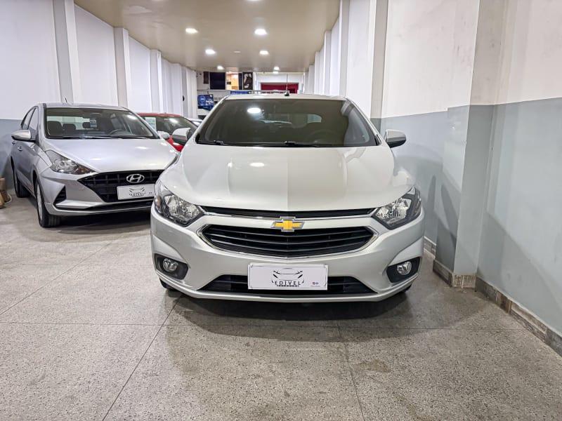 interior do Onix LT 1.4